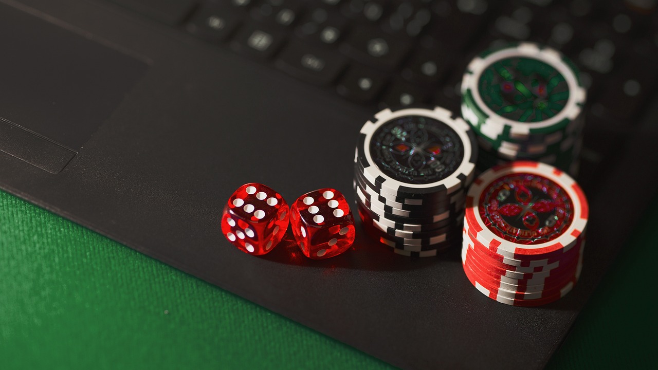 dice, chips, online gambling-5012425.jpg